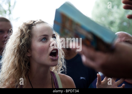 Frau argumentiert bei Speakers' Corner, ein Gebiet, wo das öffentliche sprechen erlaubt ist. Nord-Ost-Ecke des Hyde Park, London Stockfoto