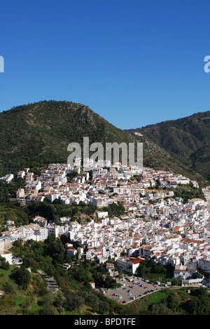 Blick auf das Dorf, weiß getünchten Dorf (Pueblo Blanco), Westeuropa Ojen, Provinz Malaga, Andalusien, Spanien. Stockfoto
