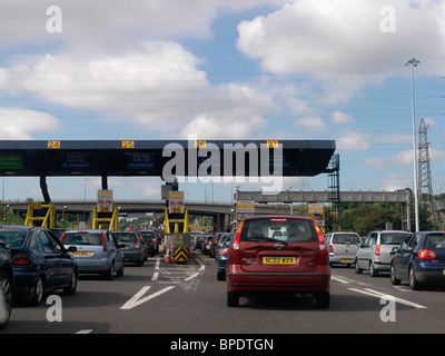 Dartford Kent England Autos an Mautstationen in Dartford Tunnel Stockfoto