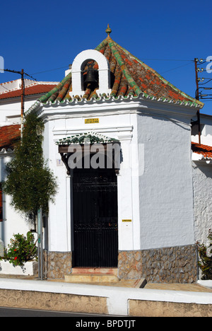 Kleine Kapelle (Cristo De La Cruz del Pobre), weiß getünchten Dorf (Pueblo Blanco), Yunquera, Provinz Malaga, Andalusien, Spanien. Stockfoto