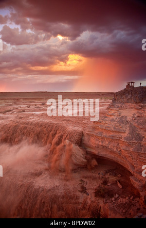 Sonnenuntergang am Grand Falls oder dem Little Colorado River, Sommergewitter im Hintergrund, Navajo Nation, Arizona, USA Stockfoto