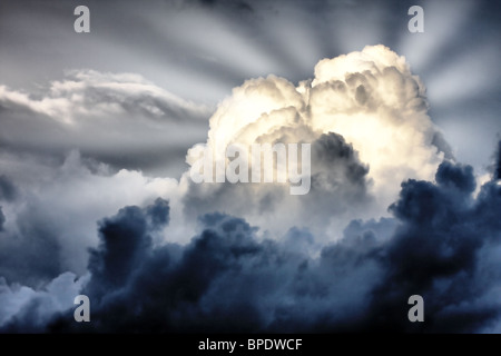 Sonnenstrahlen durch die Wolken zu kämpfen Stockfoto