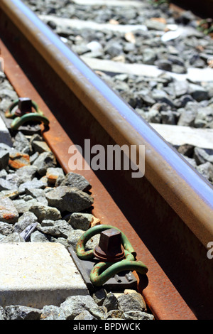 Eisen rostig Zug Eisenbahn Detail über dunklen Steinen Schiene Weg Stockfoto
