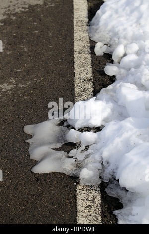 Straße weiße Linien Winter Schnee Gefahr Verkehr Stockfoto