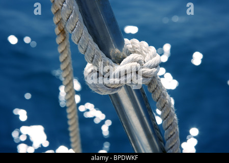 Marine Knoten-Detail auf Boot Geländer Geländer aus Edelstahl Stockfoto