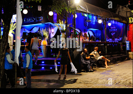 Neon Night-Spot beleuchtet die Bounty-Taverne in legian street Kuta Bali Stockfoto