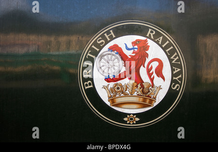 British Railways Logo an der Seite einer Dampflok Stockfoto