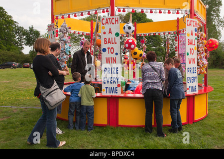 Ein Rummelplatz Stall, wo Sie einen Preis, jedes Mal bei einem Dorffest in Suffolk, England, Großbritannien, Vereinigtes Königreich gewinnen Stockfoto