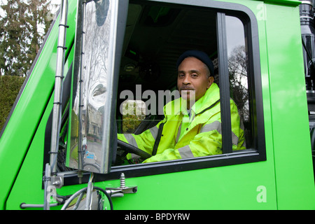 Afrikanische amerikanische Mann fahren Müllwagen Stockfoto