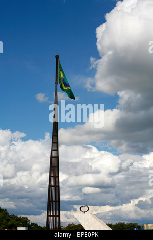 Brasilianische Flagge am Praça Dos Tres Poderes oder den drei Mächten Square, Brasilia, Brasilien. Stockfoto