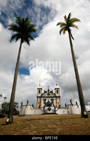 Die Basilika Do Bom Jesus de Matosinhos mit den Statuen der Propheten von Aleijadinho in Congonhas, Minas Gerais, Brasilien. Stockfoto