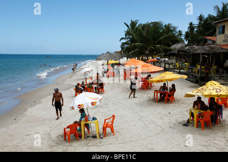 Menschen am Strand von Mar Grande, Insel Itaparica in der Nähe von Salvador, Bahia, Brasilien. Stockfoto