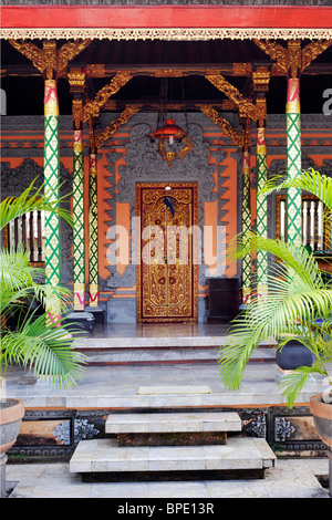 traditionellen Stil verzierten Tür zu einem privaten Haus in Bali Indonesien Stockfoto