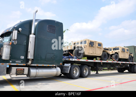 US-Militär-LKW auf großen LKW transportiert werden Stockfoto