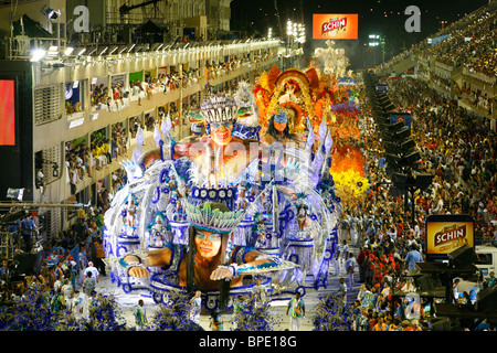 Karnevalsumzug in die Sambodrome, Rio De Janeiro, Brasilien. Stockfoto