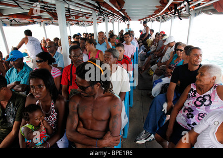 Passagiere auf dem Boot, das nach Salvador geht. Itaparica-Insel in der Nähe von Salvador, Bahia, Brasilien. Stockfoto