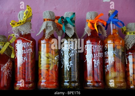 Bunte Obst Gemüse und Chili peppers Souvenirs, Arraial d ' Ajuda, Bahia, Brasilien. Stockfoto