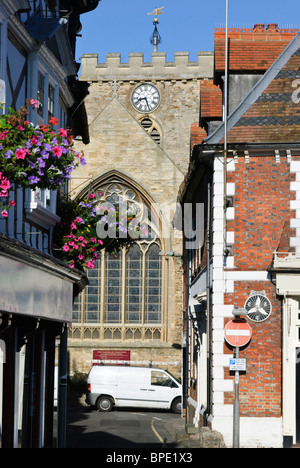 Die Pfarrkirche St. Peter und St. Paul, Wantage, Oxfordshire, England betrachtet von den Städten Marktplatz. Stockfoto