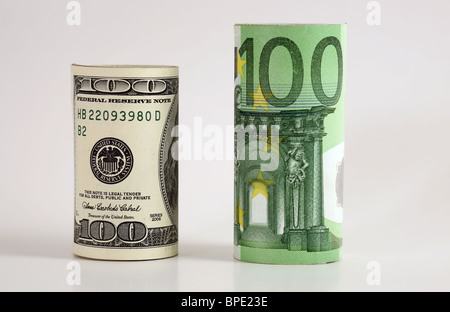 Rollen von Euro und Dollar-Banknoten Stockfoto