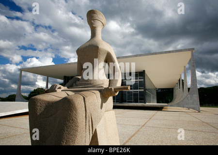 Justiz-Skulptur vor der Supremo Tribunal Federal oder obersten Bundesgericht, Brasilia, Brasilien. Stockfoto