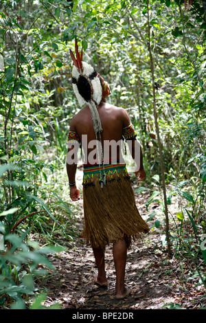 Pataxo indischer Mann zu Fuß in der Reserva Indigena da Jaqueira in der Nähe von Porto Seguro, Bahia, Brasilien. Stockfoto