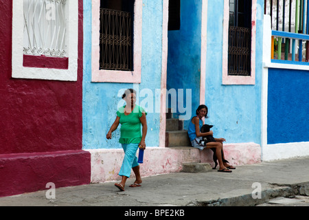 Straßenszene mit bunten Häusern, Olinda, Pernambuco, Brasilien. Stockfoto