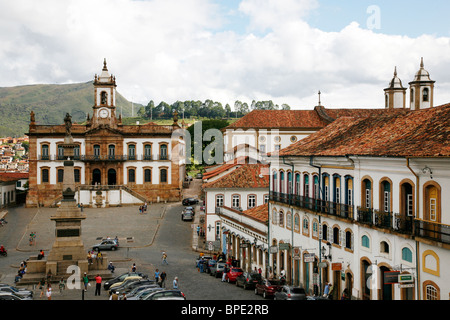 Praca Tiradentes mit der Statue von Tiradentes und Museu da Inconfidencia, Ouro Preto, Brasilien. Stockfoto