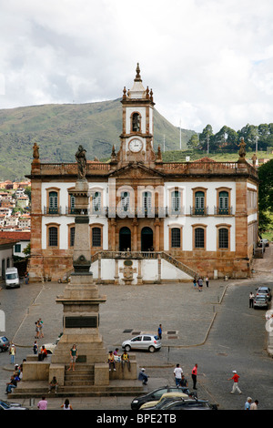 Praca Tiradentes mit der Statue von Tiradentes und Museu da Inconfidencia, Ouro Preto, Brasilien. Stockfoto