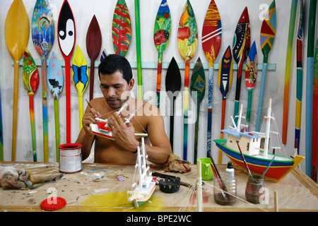 Künstler in einer lokalen Werkstatt machen Holzboote Souvenirs, Parati, Rio de Janeiro, Brasilien. Stockfoto