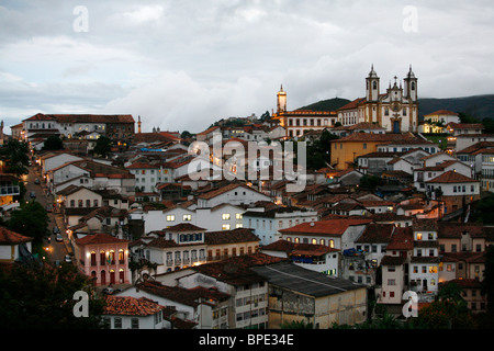 Ein Blick über die Stadt von Ouro Preto von in der Nähe der Kirche von São Francisco de Paula, Brasilien. Stockfoto