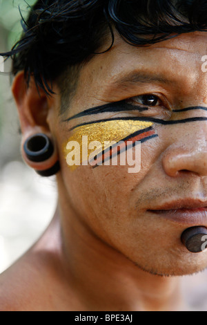 Porträt eines indischen Pataxo in der Reserva Indigena da Jaqueira in der Nähe von Porto Seguro, Bahia, Brasilien. Stockfoto