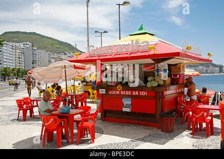 Beachbar am Copacabana Strandpromenade, Rio De Janeiro, Brasilien. Stockfoto