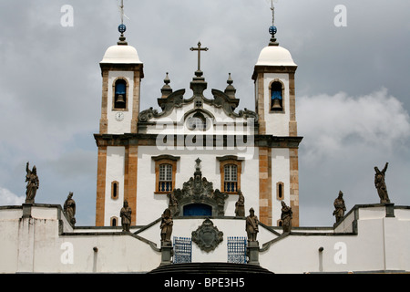 Die Basilika Do Bom Jesus de Matosinhos mit den Statuen der Propheten von Aleijadinho in Congonhas, Minas Gerais, Brasilien. Stockfoto