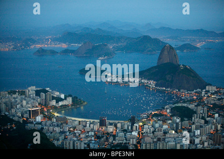 Blick auf die Pao Acucar oder Sugar Loaf Mountain und die Bucht von Botafogo Rio De Janeiro, Brasilien. Stockfoto