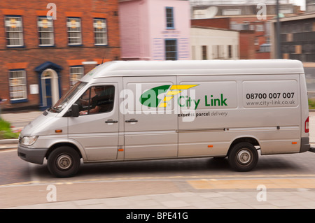 Ein City Link Kurier van fahren durch die Stadt und zeigt Bewegung in Norwich, Norfolk, England, Großbritannien, Uk Stockfoto