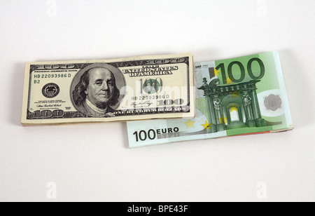 100-Dollar- und 100-Euro-Banknoten Stockfoto