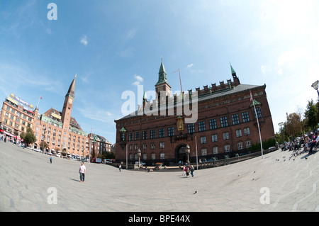 Ein Fischauge Foto von dem Rathausplatz (Radhus Pladsen) in Kopenhagen, Dänemark. Stockfoto