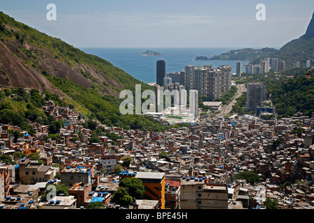 Blick nach unten von oben Rocinha Favela, Rio De Janeiro, Brasilien. Stockfoto