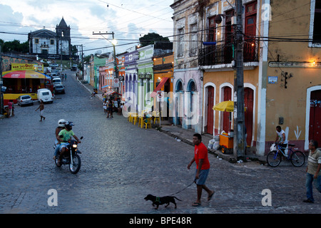 Straßenszene mit bunten Häusern, Olinda, Pernambuco, Brasilien. Stockfoto