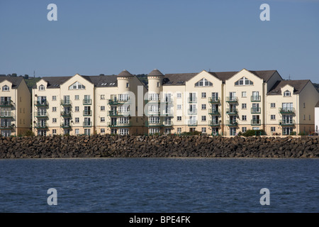 direkt am Meer Wohnung Blöcke auf der Belfast Lough Küstenlinie bei Carrickfergus County Antrim-Nordirland-uk Stockfoto