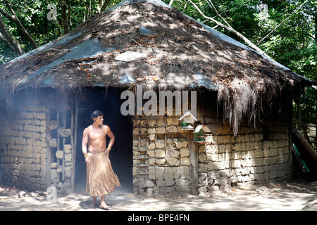 Traditionelle Häuser der Pataxo indischen Menschen bei der Reserva Indigena da Jaqueira in der Nähe von Porto Seguro, Bahia, Brasilien. Stockfoto