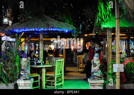 die geheimen Garten-Bar und Restaurant eines von vielen in Poppies Lane eine Kuta auf bali Stockfoto