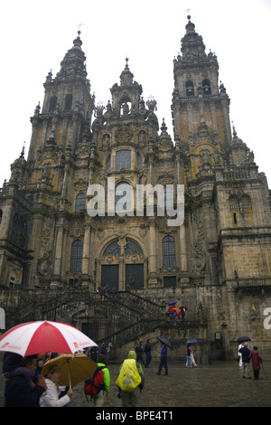 Pilger und Besucher am Obradoiro Platz vor der Kathedrale von Santiago de Compostela Stockfoto