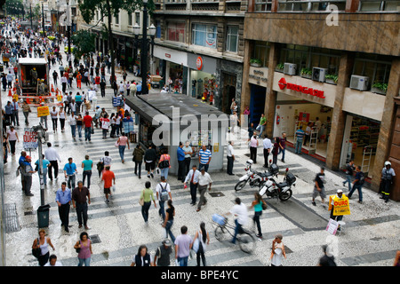 Menschen zu Fuß auf eine Fußgängerzone Einkaufsstraße im Zentrum Sao Paulo, Brasilien. Stockfoto