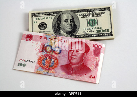 100-Dollar- und 100-Renminbi Yuan Banknoten Stockfoto