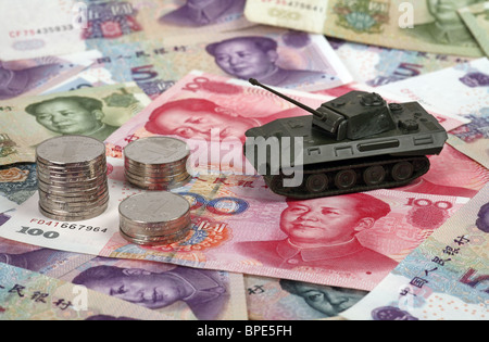 Chinesisches Geld und ein Modelltank Stockfoto