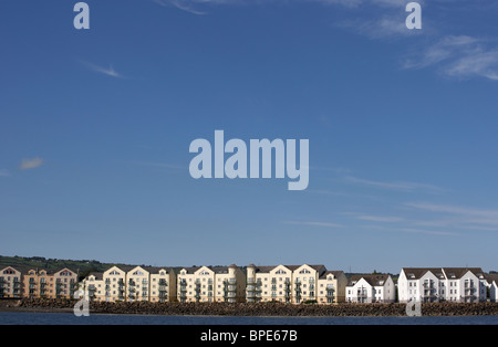 direkt am Meer Wohnung Blöcke auf der Belfast Lough Küstenlinie bei Carrickfergus County Antrim-Nordirland-uk Stockfoto