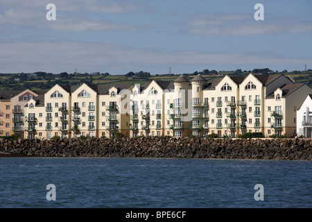 direkt am Meer Wohnung Blöcke auf der Belfast Lough Küstenlinie bei Carrickfergus County Antrim-Nordirland-uk Stockfoto