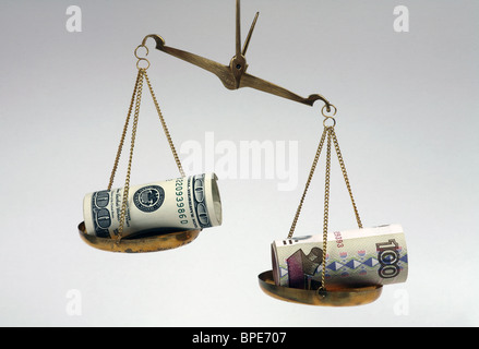 Dollar und Rubel Banknoten auf Skalen Stockfoto