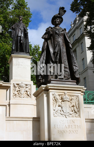 Statuen von König George VI & Königin Elizabeth, die Mall, London. Stockfoto
